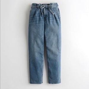 Hollister Curvy Ultra High-Rise Mom Jeans